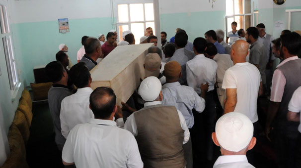 Şehit cenazesinde bayrak yok!
